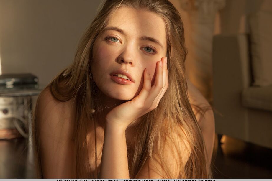 18P A doce adolescente Sigrid ostenta cabelos longos enquanto modela completamente nua