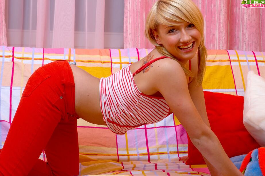 20P Une jolie fille se déshabille avant d'enfoncer un gode rose dans sa chatte humide et de baiser
