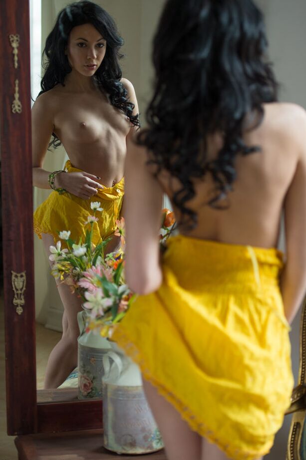 16P La hermosa joven de cabello oscuro Venessa se quita su vestido corto amarillo