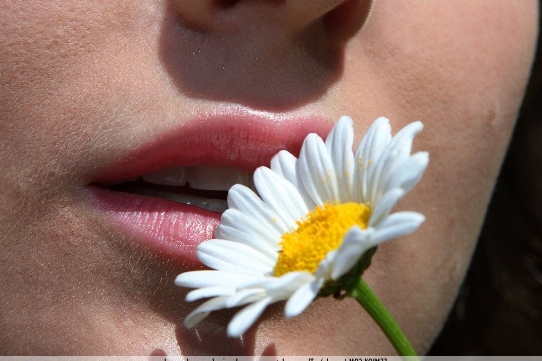16P O lindo adolescente Merit usa uma coroa de flores durante ótimas poses nuas em um campo