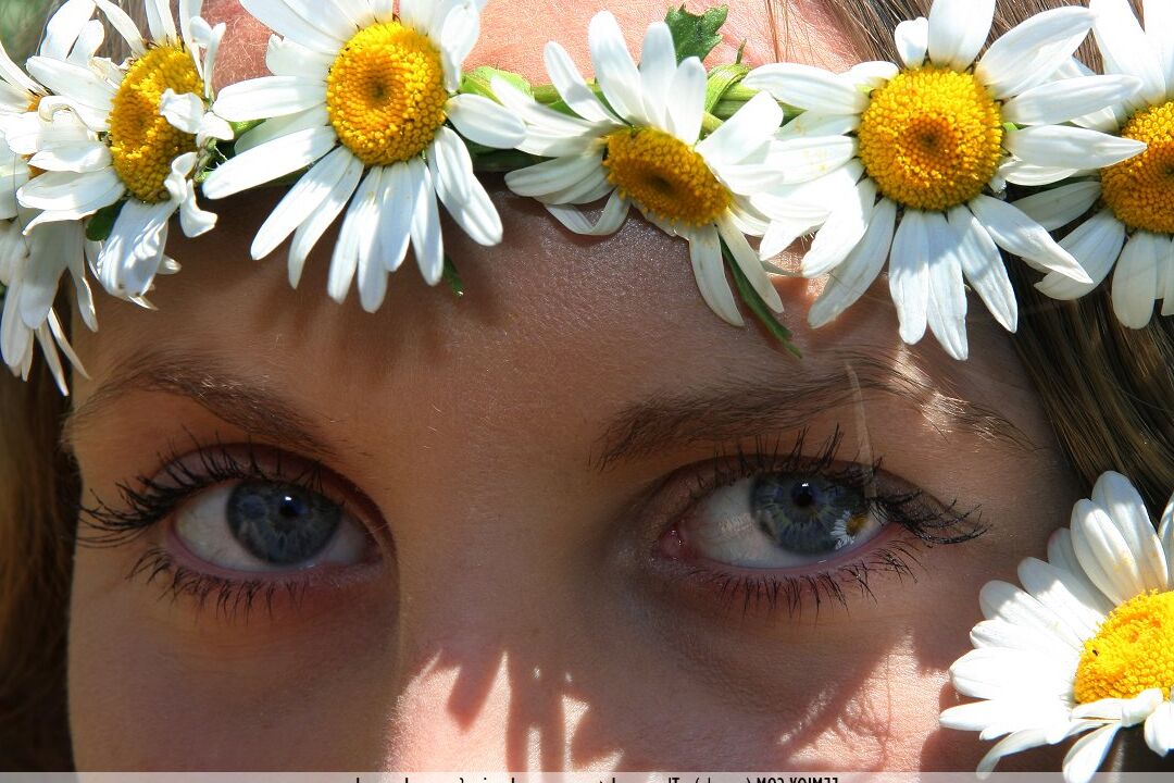 16P O lindo adolescente Merit usa uma coroa de flores durante ótimas poses nuas em um campo