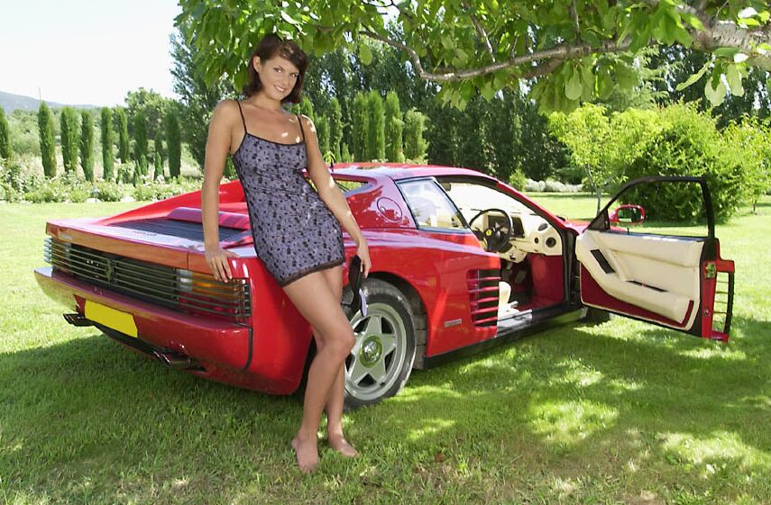 21P A deslumbrante MILF húngara Jade Wolf fica nua e posa em um carro vermelho ao ar livre