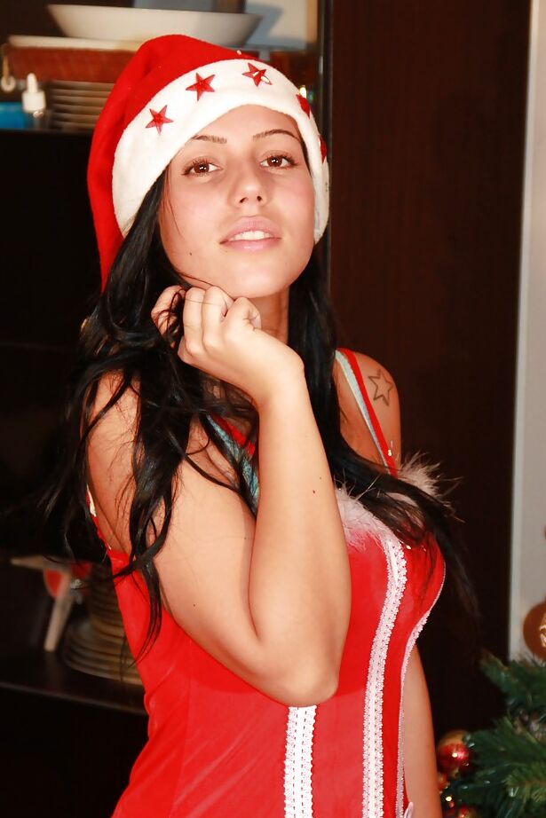 16P Linda adolescente em uniforme de Natal Petra é tão sexy em sua meia-calça