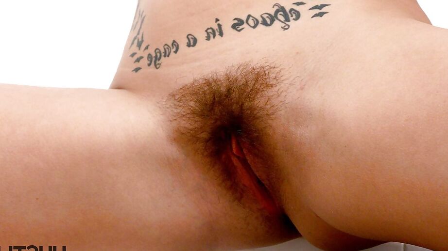 16P La sexy Edyn Blair en solitario haciendo alarde de sus tetas naturales y sus tatuajes