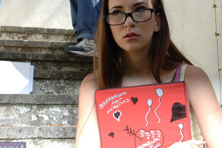 16P Cristina Agave et Mckenzee Miles, étudiantes lesbiennes, s'exhibent nues.