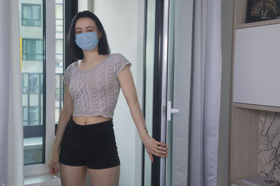 16P A jovem morena Sheril tira a máscara cirúrgica e as roupas antes de se masturbar