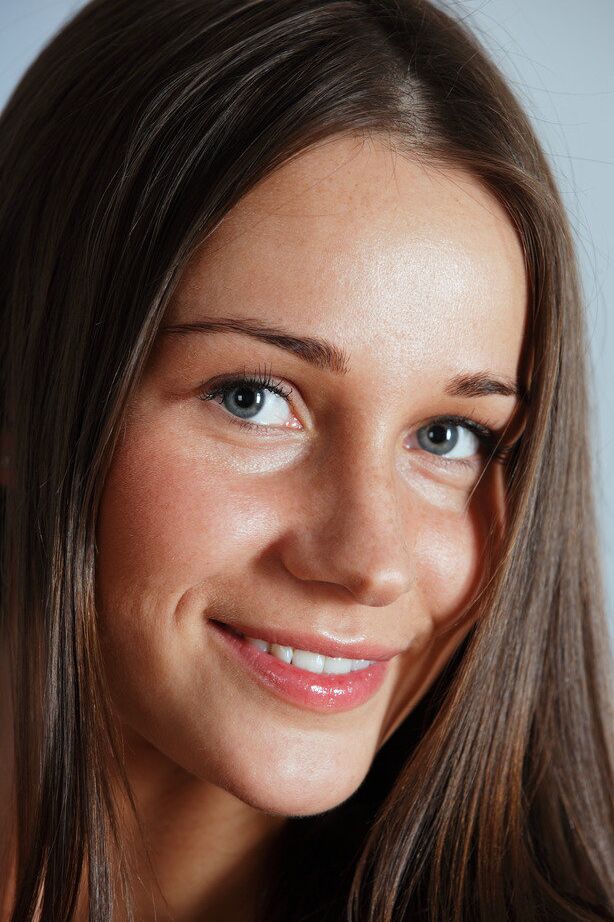 18P A garota russa Slim Irina O exibe sua buceta comestível nua