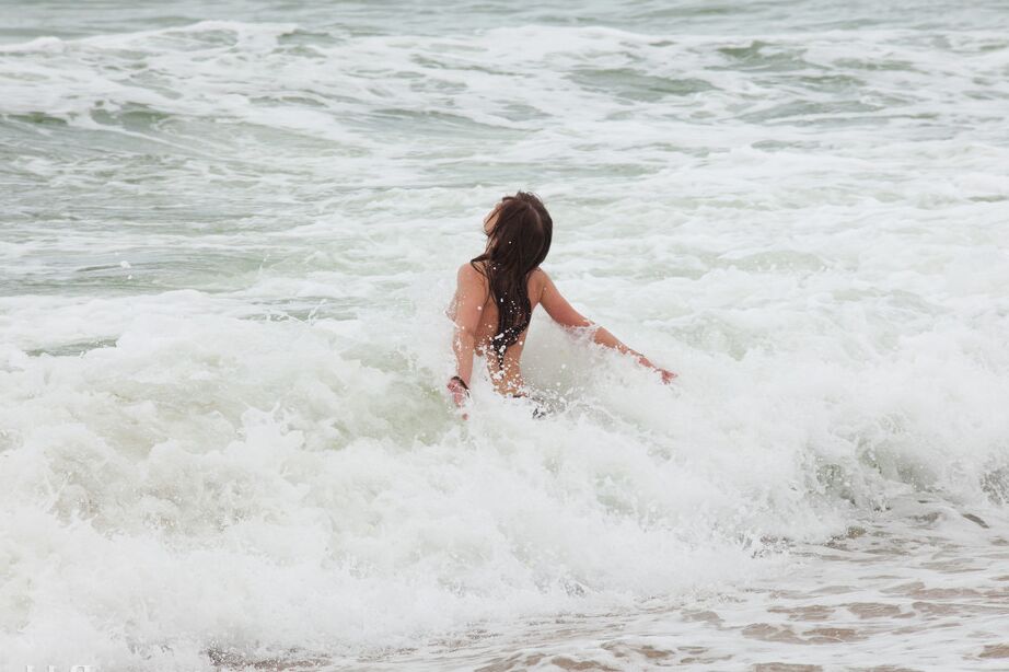 16P Mulher de topless tira a parte de baixo do biquíni para posar nua na praia