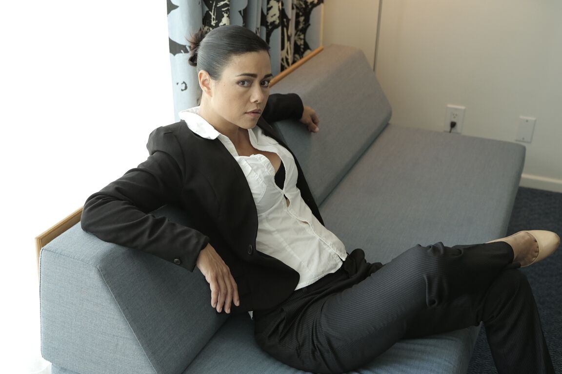 17P A elegante gata Dana Vespoli posando sexy em sua suíte executiva preta