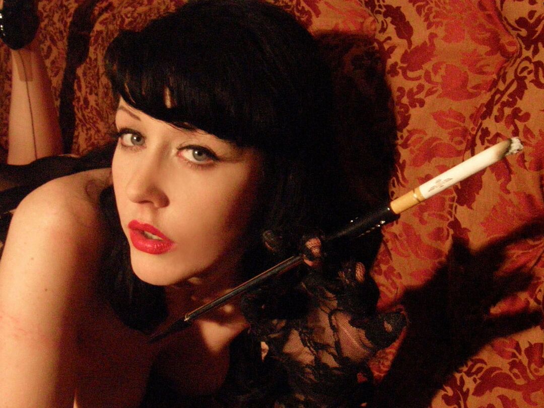 15P Reina fetichista fumadora de estilo gótico vintage