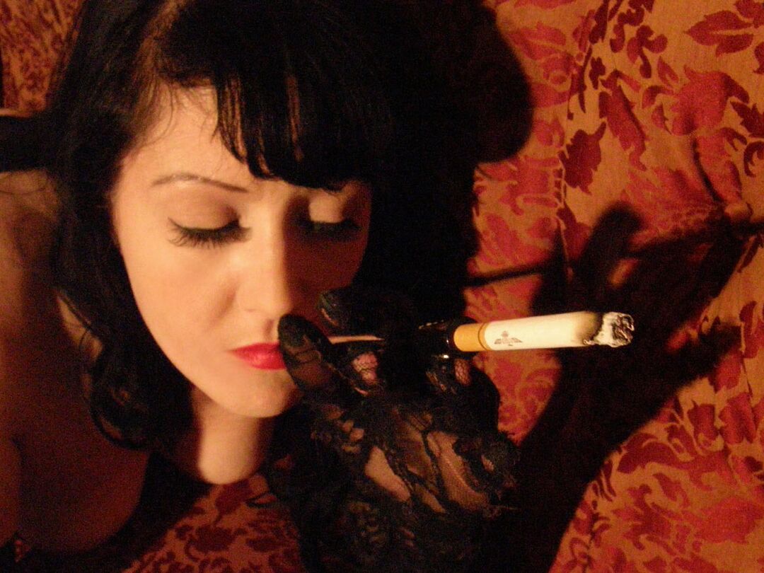 15P Reina fetichista fumadora de estilo gótico vintage