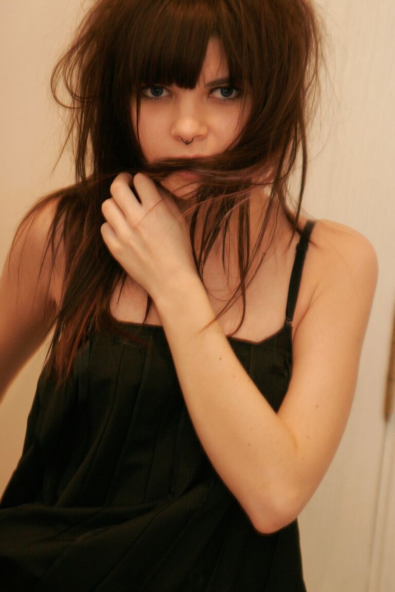 12P Hermosa adolescente de 18 años fuma cigarrillos de una manera muy sexy
