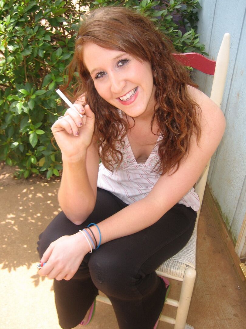 12P Sexy rothaarige Teenie Ruby macht eine Rauchpause und lässt die Kamera aufblitzen