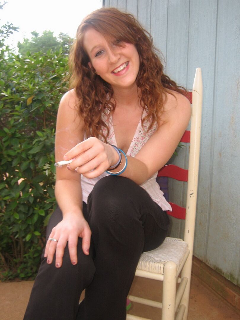 12P Sexy rothaarige Teenie Ruby macht eine Rauchpause und lässt die Kamera aufblitzen