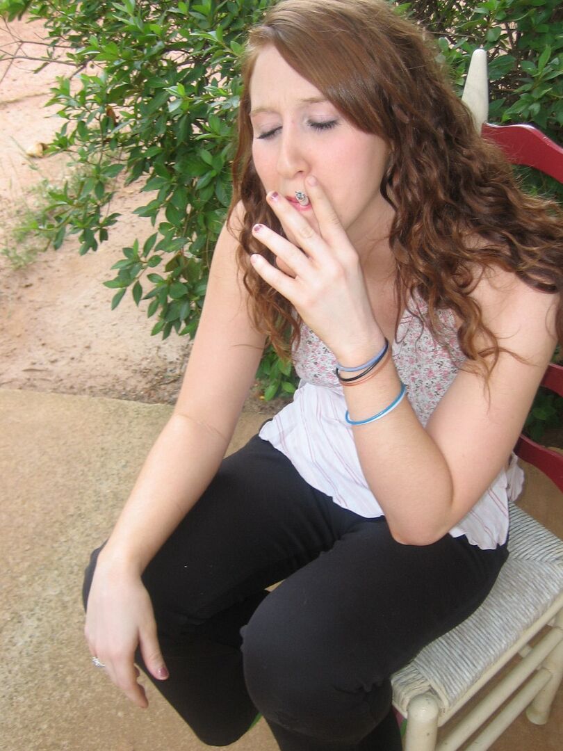 12P Sexy rothaarige Teenie Ruby macht eine Rauchpause und lässt die Kamera aufblitzen