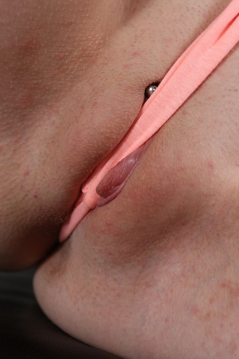 21P Adolescente loira com tatuagem na barriga Cherrie Tess se masturba com brinquedos sexuais