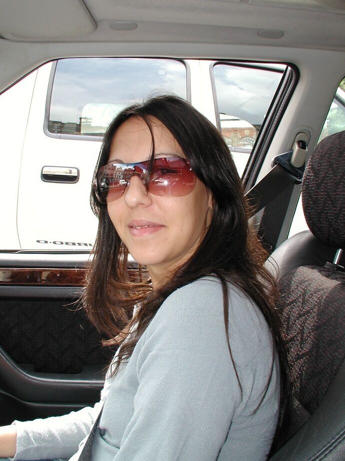 19P La bombón amateur Nicole fuma mientras posa en lencería negra