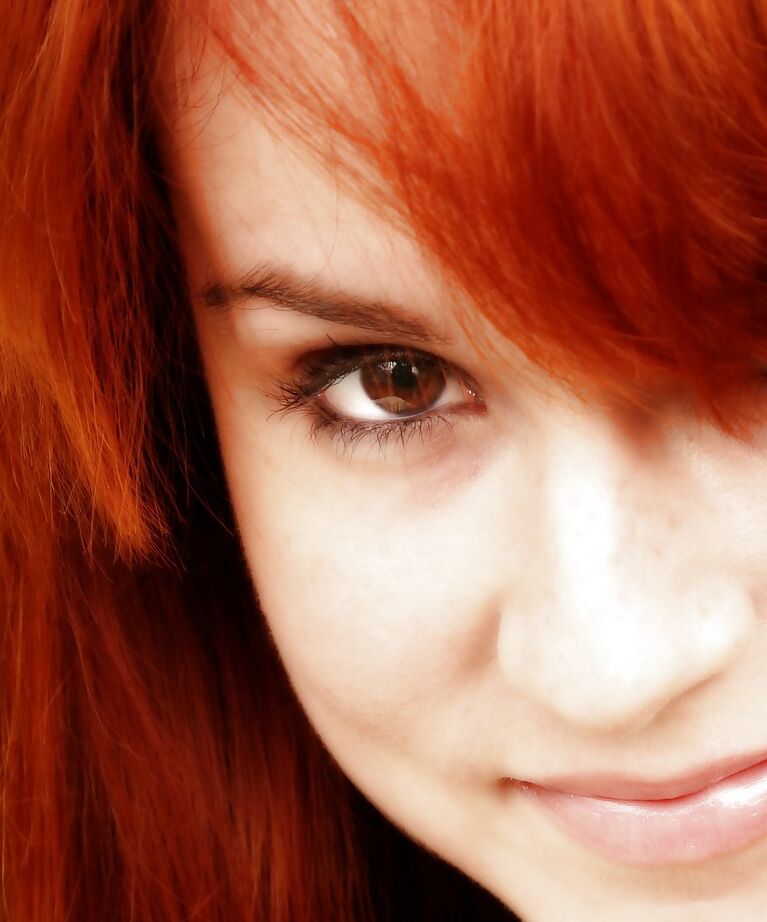 16P Foxy ruiva fofa Annabelle Lee tirando a lingerie