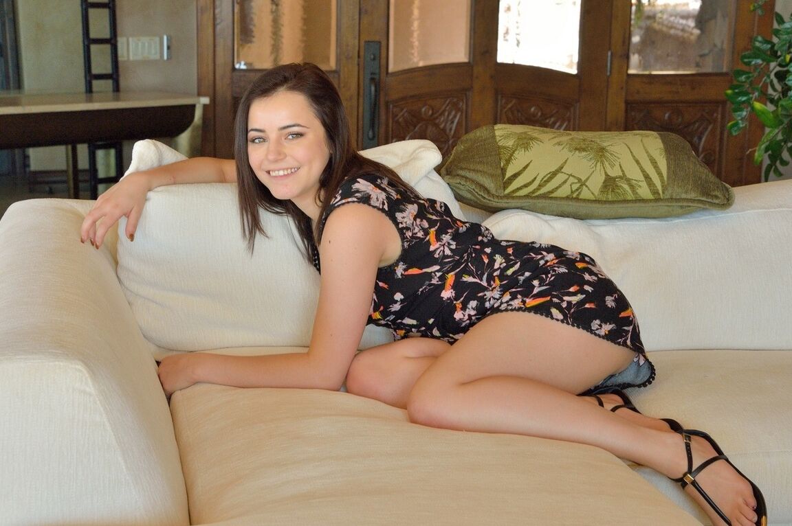 16P Linda dulzura morena se desnuda en público y abre su coño