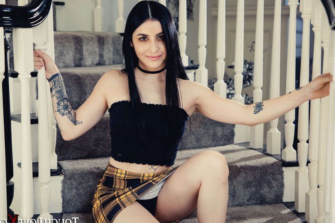 20P A garota de cabelos escuros Kaitlyn Katsaros engasga profundamente com um pau durante sexo violento