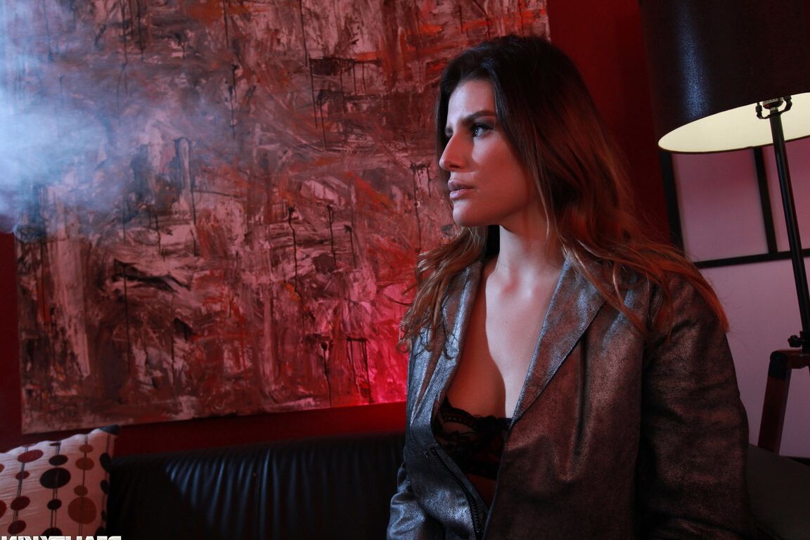 21P Das sexy, modellhafte Babe Michele James entblößt ihre großen Titten und wird geknallt