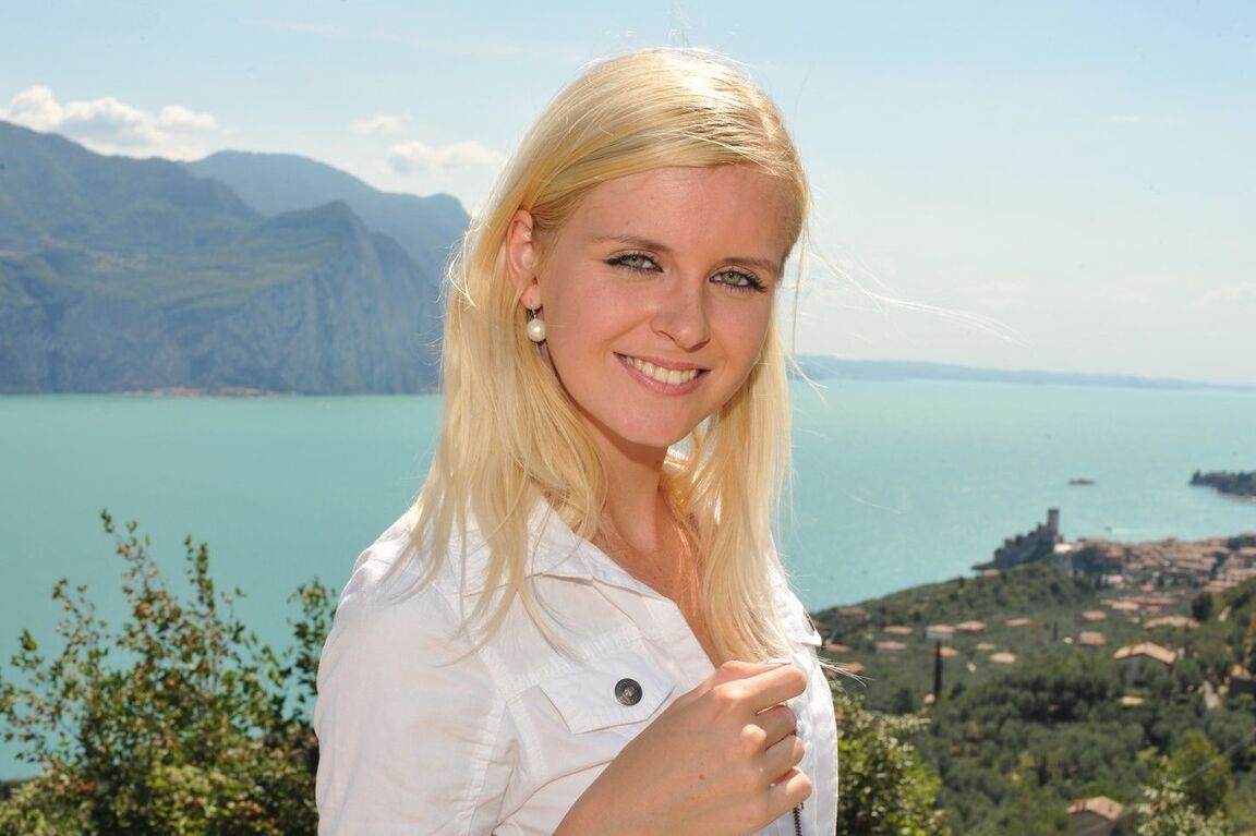 16P Natural blonde Samantha Heat smokes while exposing herself by the sea