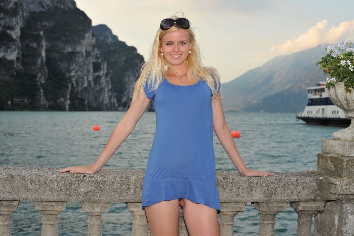16P Natural blonde Samantha Heat smokes while exposing herself by the sea
