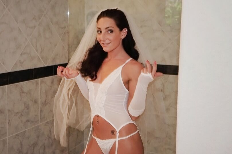 16P La séduisante mariée Savannah Fox enlève sa lingerie blanche.