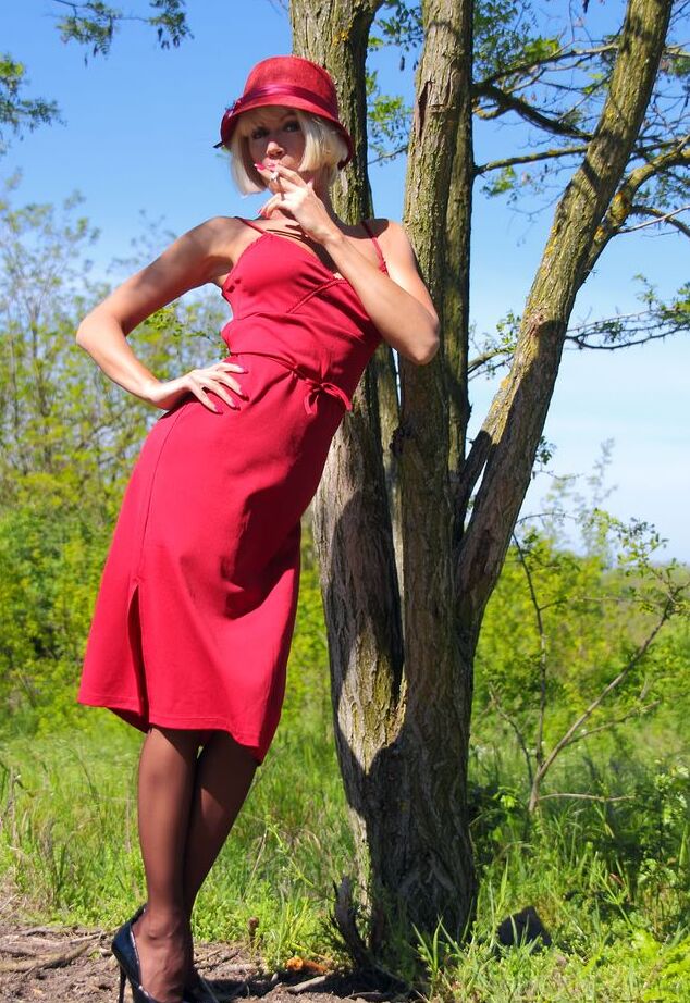 15P Sexy Lady neckt mit luxuriösen Beinen in Vintage-Strümpfen