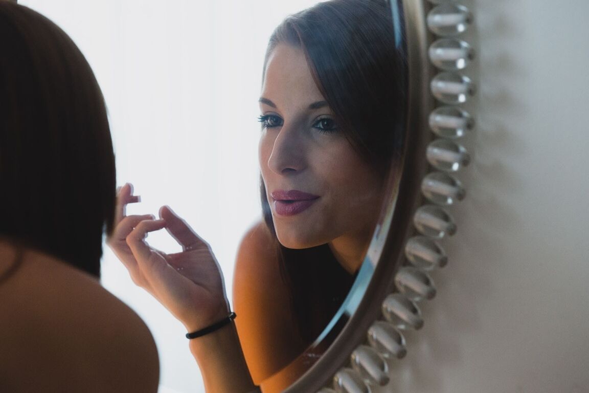 17P La checa morena traviesa Victoria Daniels chupa y folla su juguete rosa