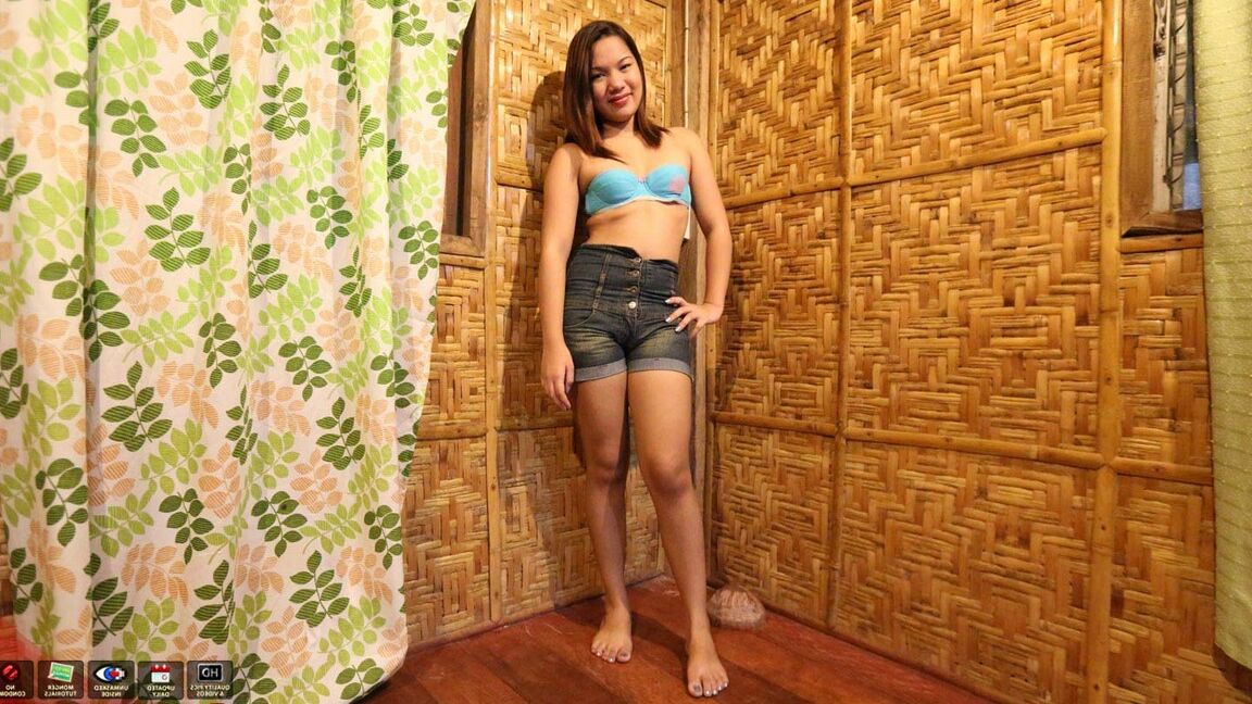 15P Pequena garota asiática com peitos pequenos e um arbusto aparado vai ao PTM com turista sexual