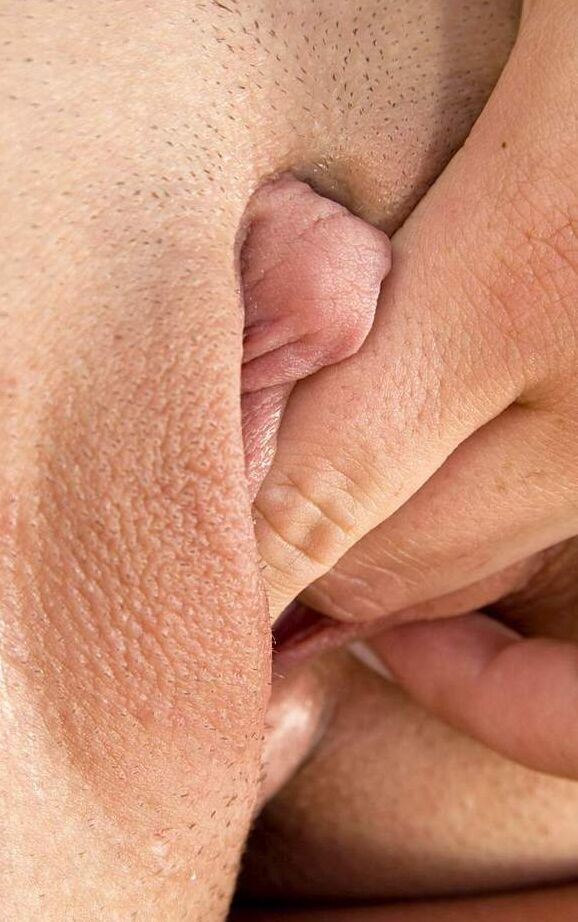 12P Sexy MILF Tina Gabriel satisfaz sua vagina com tesão com brinquedos sexuais no jardim