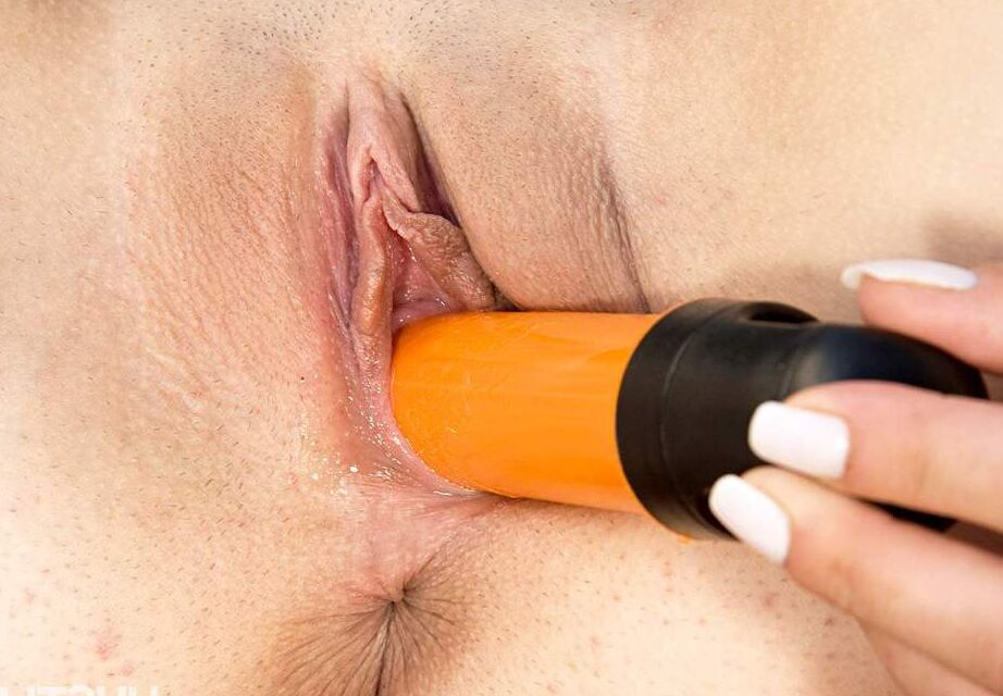 12P Sexy MILF Tina Gabriel satisfaz sua vagina com tesão com brinquedos sexuais no jardim