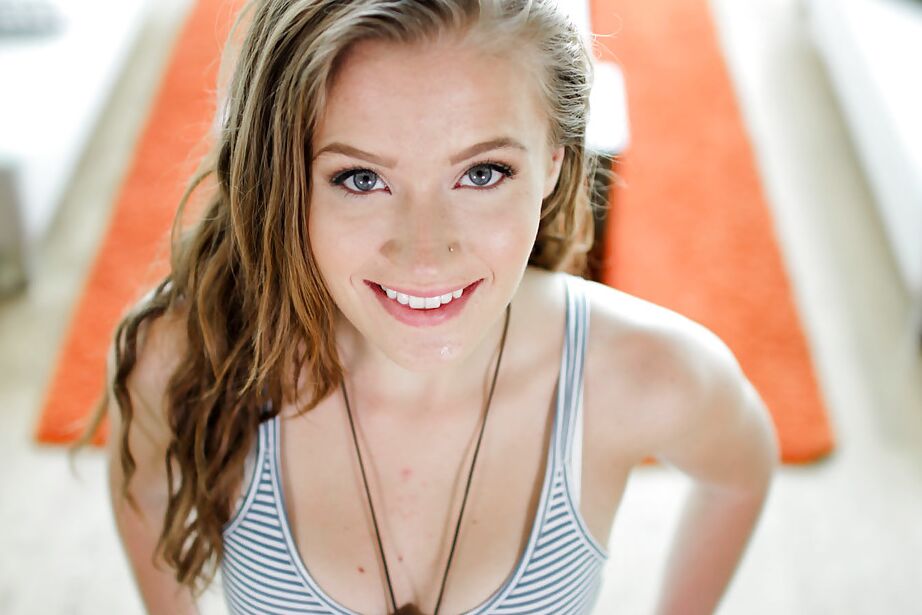 16P Gata adolescente Nicole Aimes expondo peitos minúsculos e espalhando boceta raspada