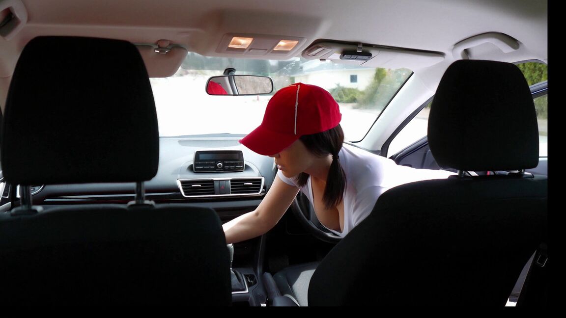15P Female pizza delivery driver sucks off a cock for an extra tip