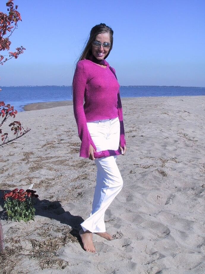 21P Babe with a slim body Lori Anderson shows her tiny tits and poses on the beach