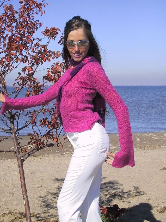 21P Babe with a slim body Lori Anderson shows her tiny tits and poses on the beach