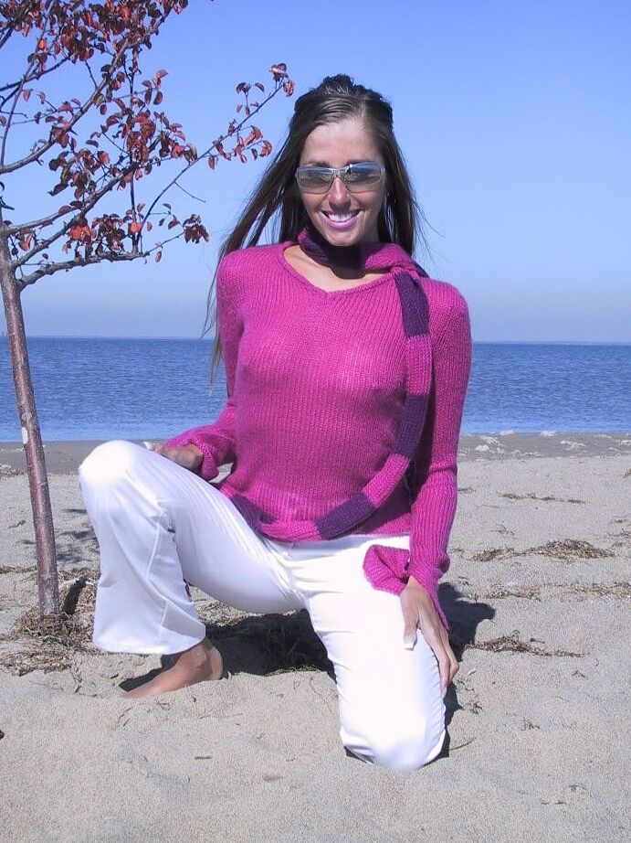 21P Babe with a slim body Lori Anderson shows her tiny tits and poses on the beach