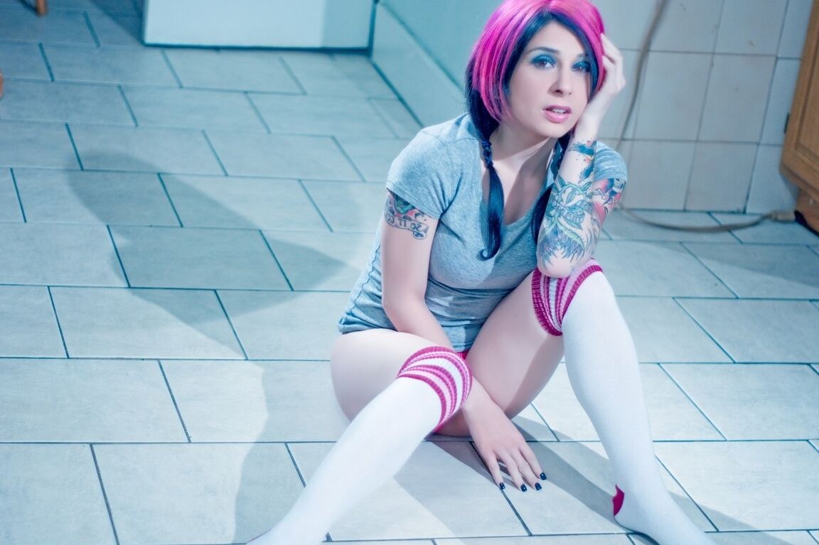 17P Joanna Angel, fille gothique aux cheveux roses, en chaussettes