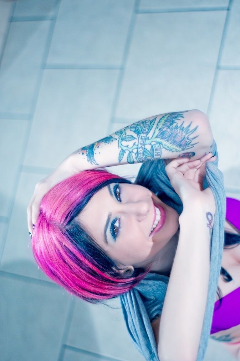 17P Joanna Angel, fille gothique aux cheveux roses, en chaussettes