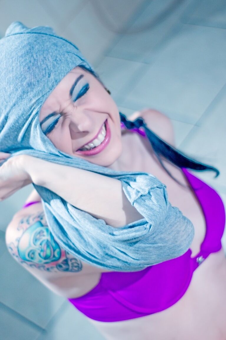 17P Joanna Angel, fille gothique aux cheveux roses, en chaussettes