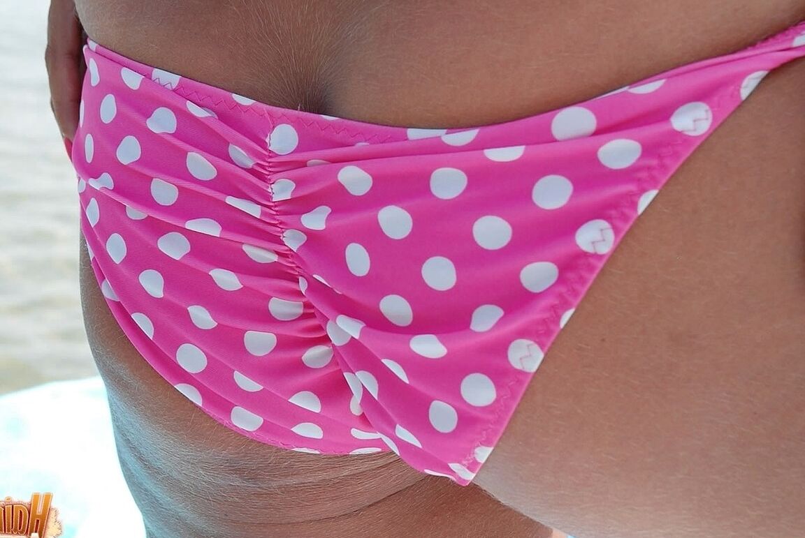 21P Mãe sexy com corpo esguio Lori Anderson mostra seus lábios duros e braços peludos