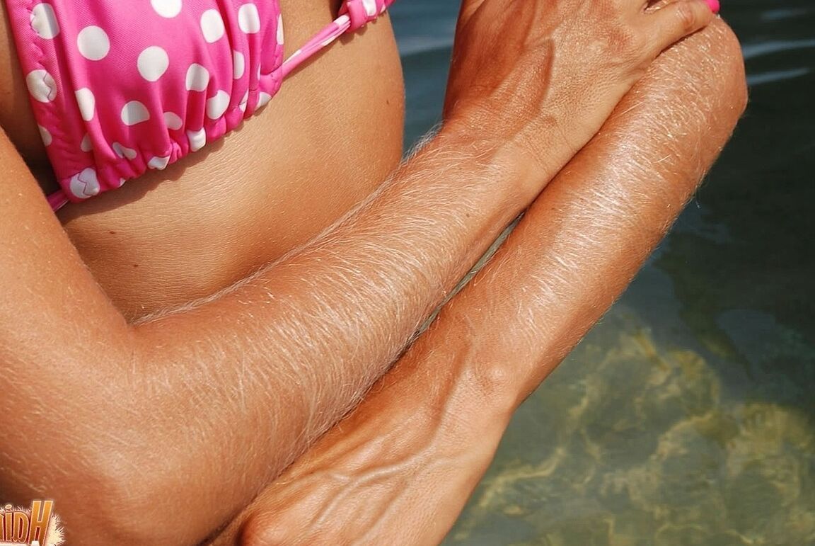 21P Mãe sexy com corpo esguio Lori Anderson mostra seus lábios duros e braços peludos