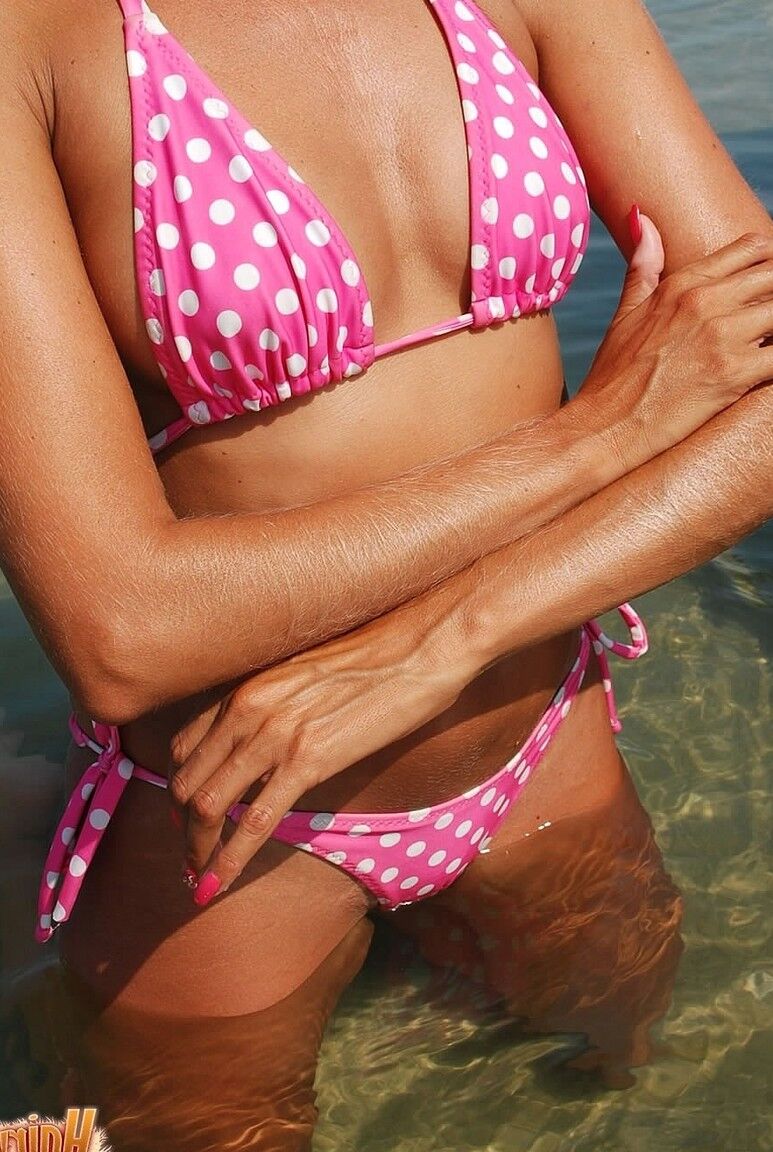 21P Mãe sexy com corpo esguio Lori Anderson mostra seus lábios duros e braços peludos