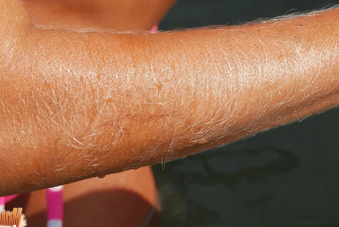 21P Mãe sexy com corpo esguio Lori Anderson mostra seus lábios duros e braços peludos
