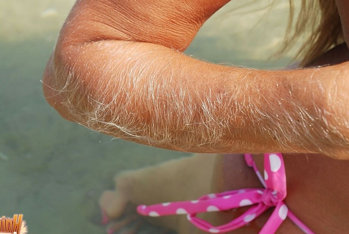 21P Mãe sexy com corpo esguio Lori Anderson mostra seus lábios duros e braços peludos