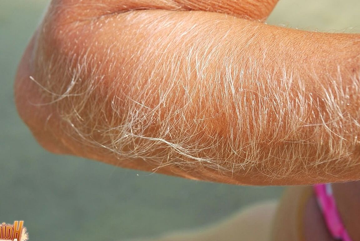 21P Mãe sexy com corpo esguio Lori Anderson mostra seus lábios duros e braços peludos