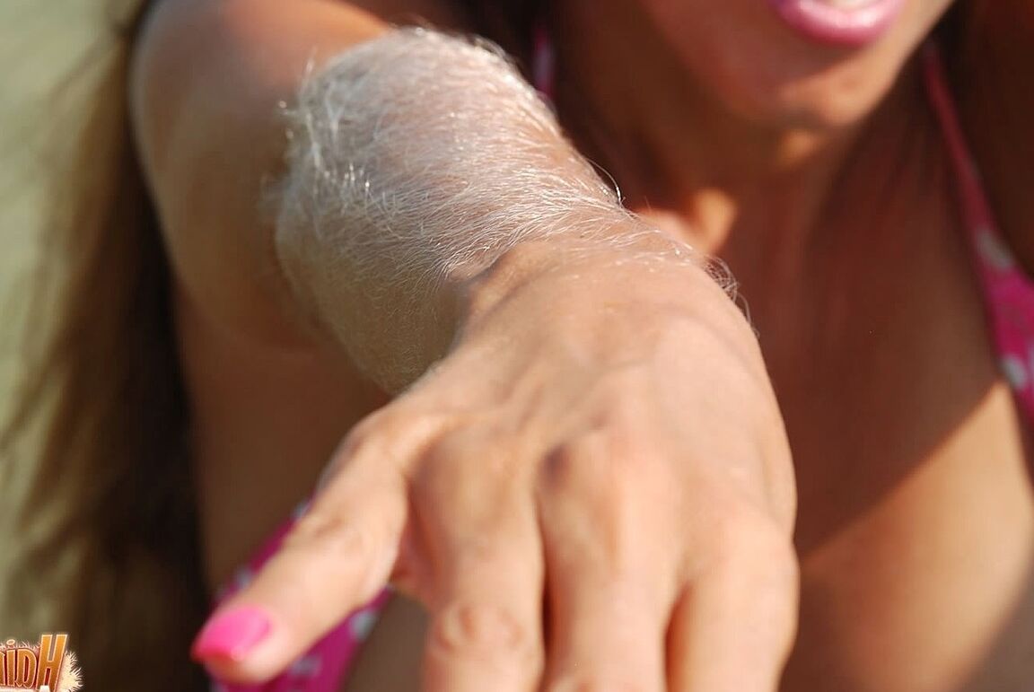 21P Mãe sexy com corpo esguio Lori Anderson mostra seus lábios duros e braços peludos