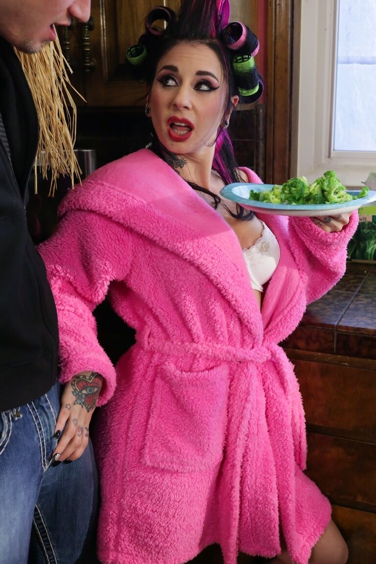 17P Skanky MILF madrasta Joanna Angel dá ao namorado da enteada um boquete na cozinha