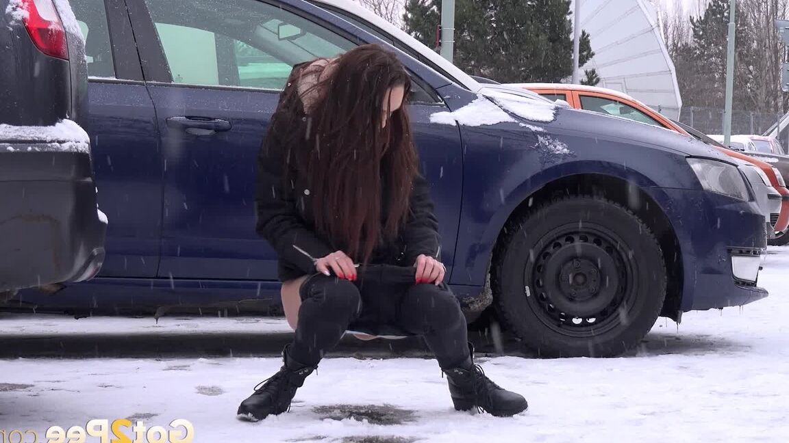 15P Синтия Веллонс растапливает снег своей теплой мочой